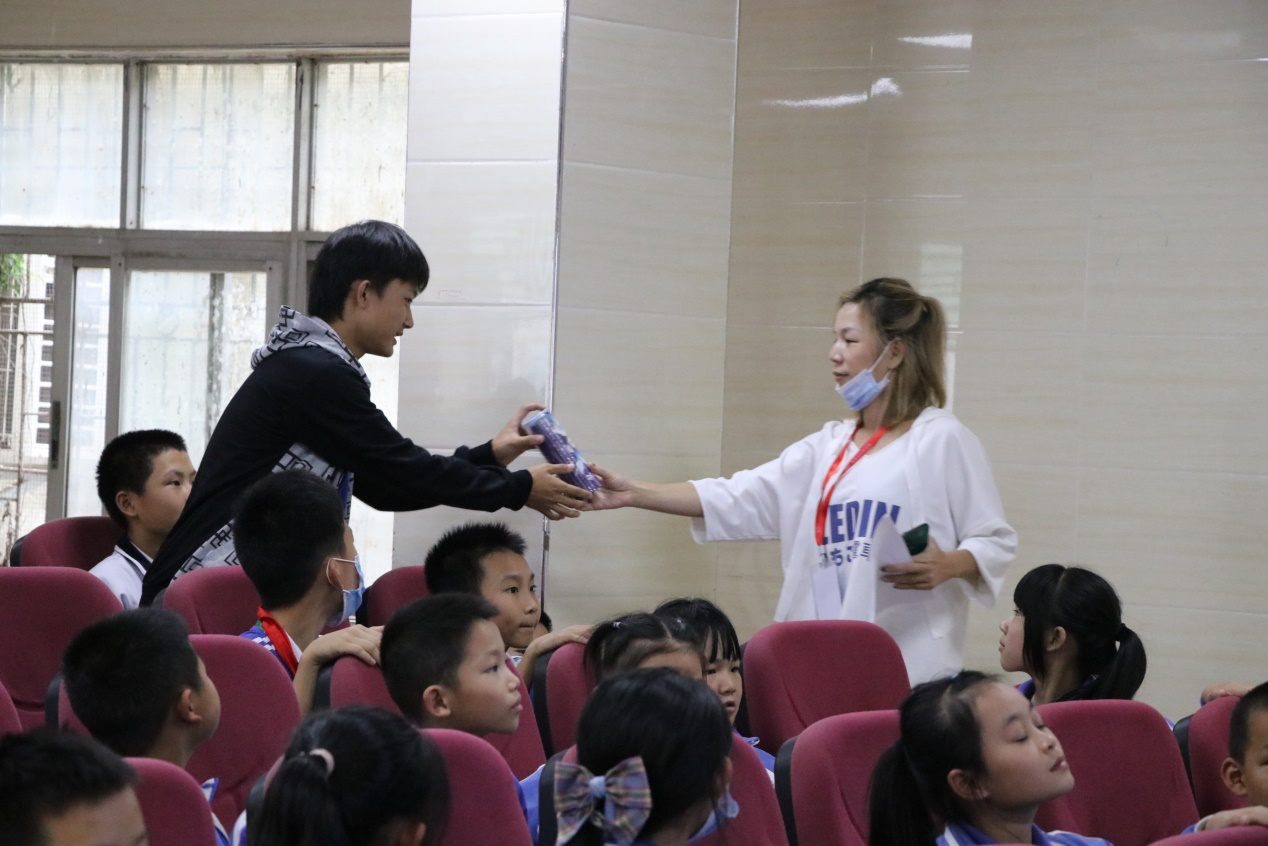 互动中获得小礼物的同学 互动中获得小礼物的同学