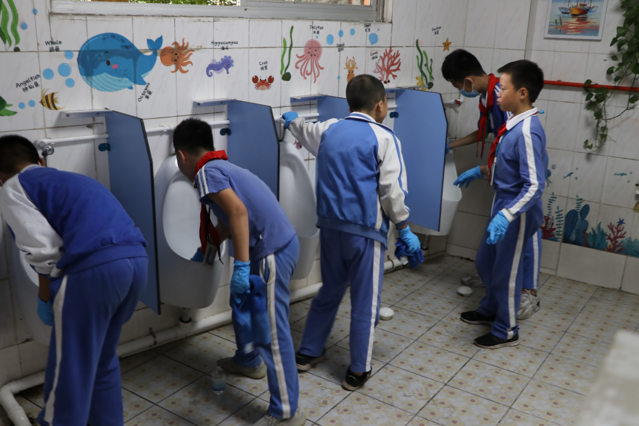 校园厕所清洁 校园厕所清洁